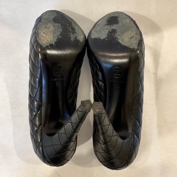 CHANEL ESCARPINS SIGNATURE BLACK QUILTED CAP TOE LEATHER HEELS IN BLACK - Picture 5 of 6
